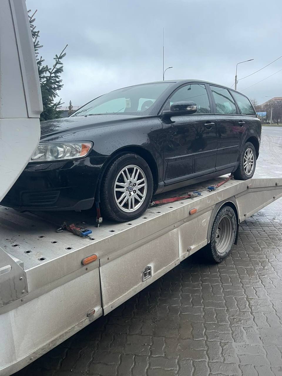 Евакуатор завантажує автомобіль