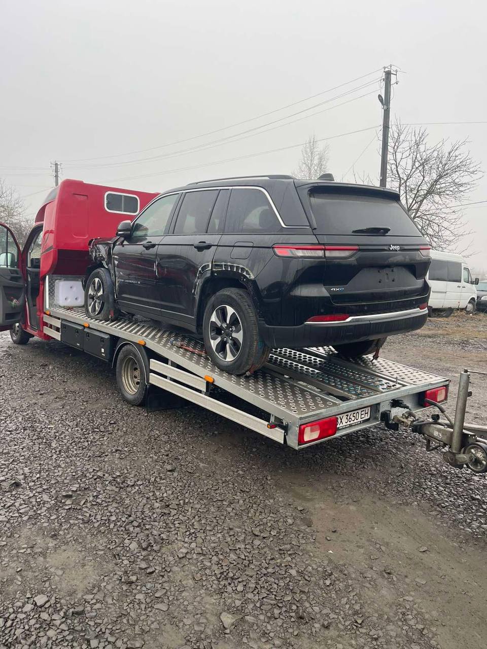 Евакуатор завантажує автомобіль