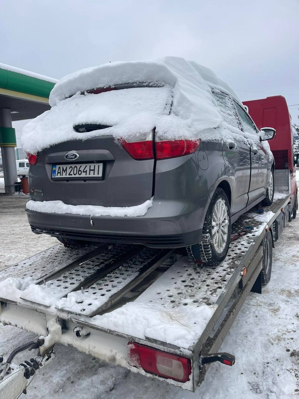 Евакуатор завантажує автомобіль