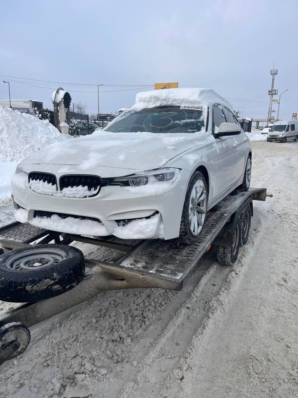 Евакуатор завантажує автомобіль