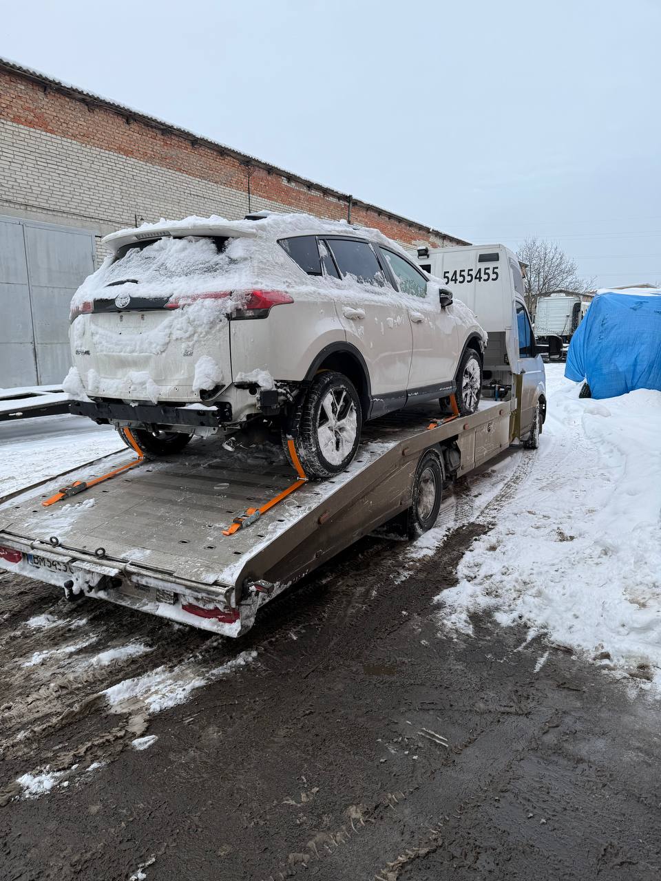 Евакуатор завантажує автомобіль