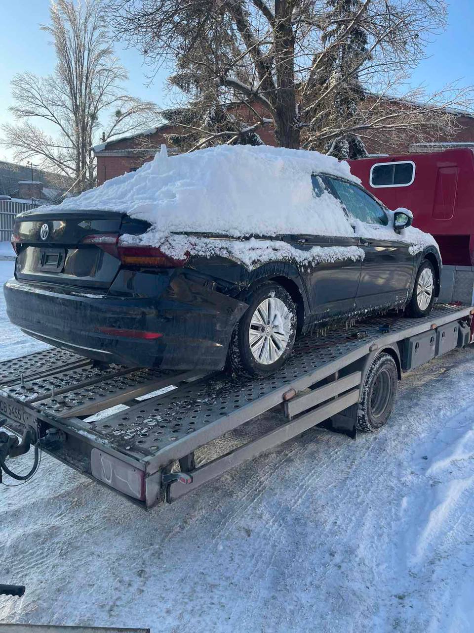 Евакуатор завантажує автомобіль