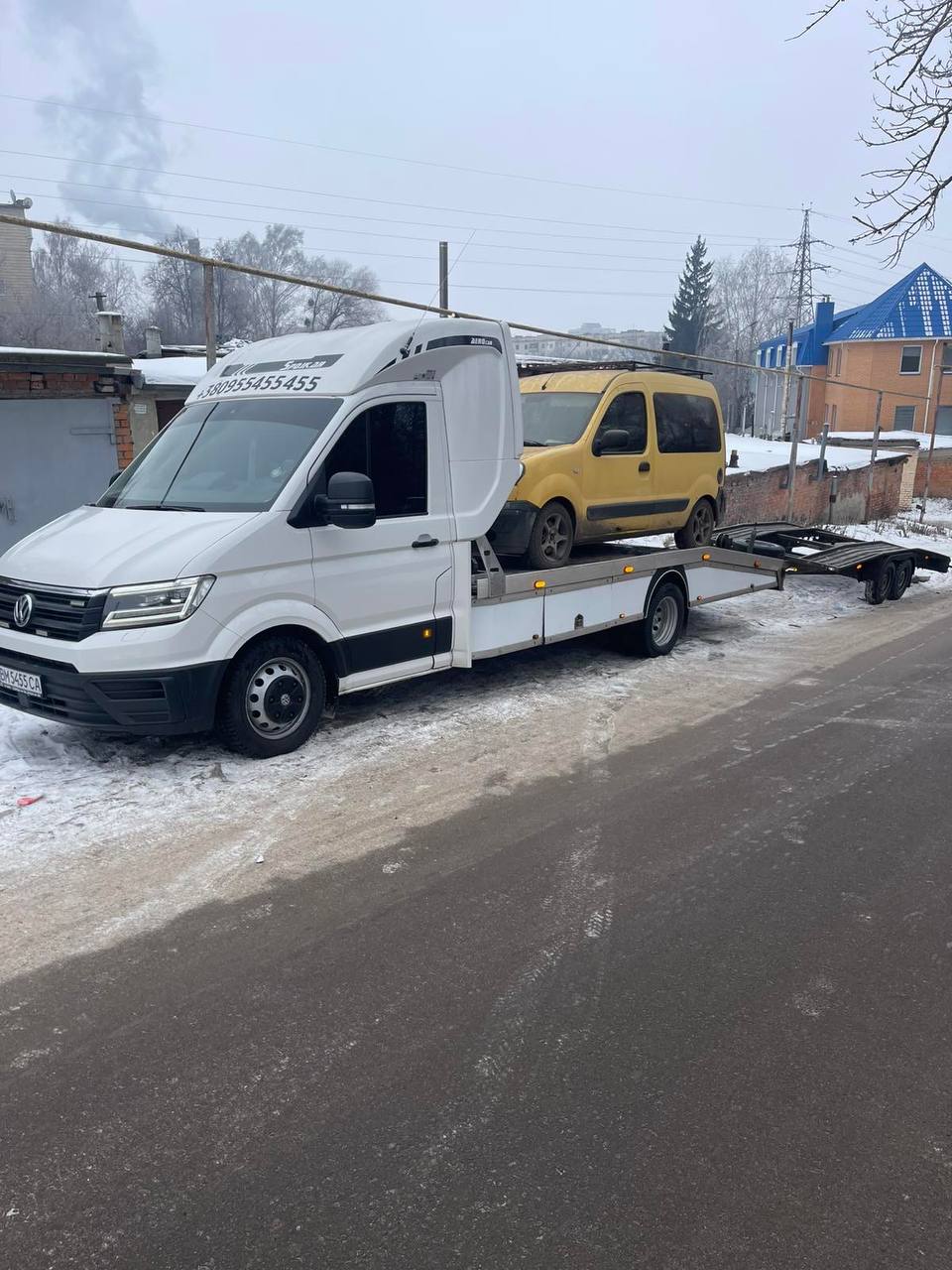 Евакуатор завантажує автомобіль