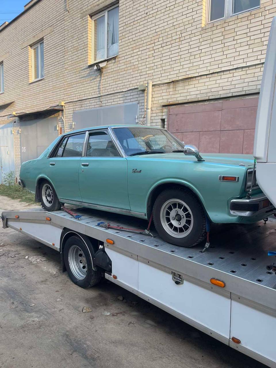 Евакуатор завантажує автомобіль