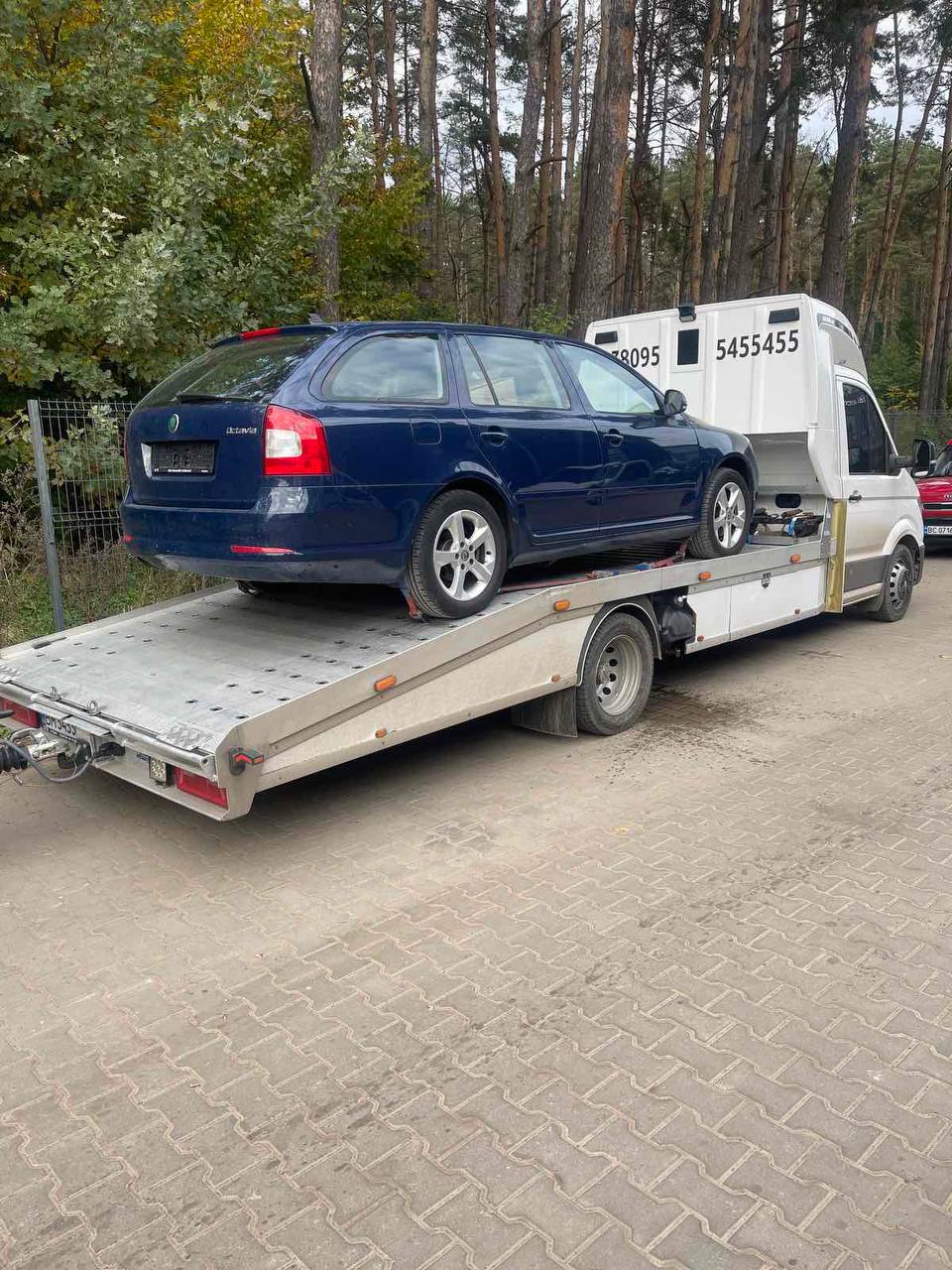 Евакуатор завантажує автомобіль