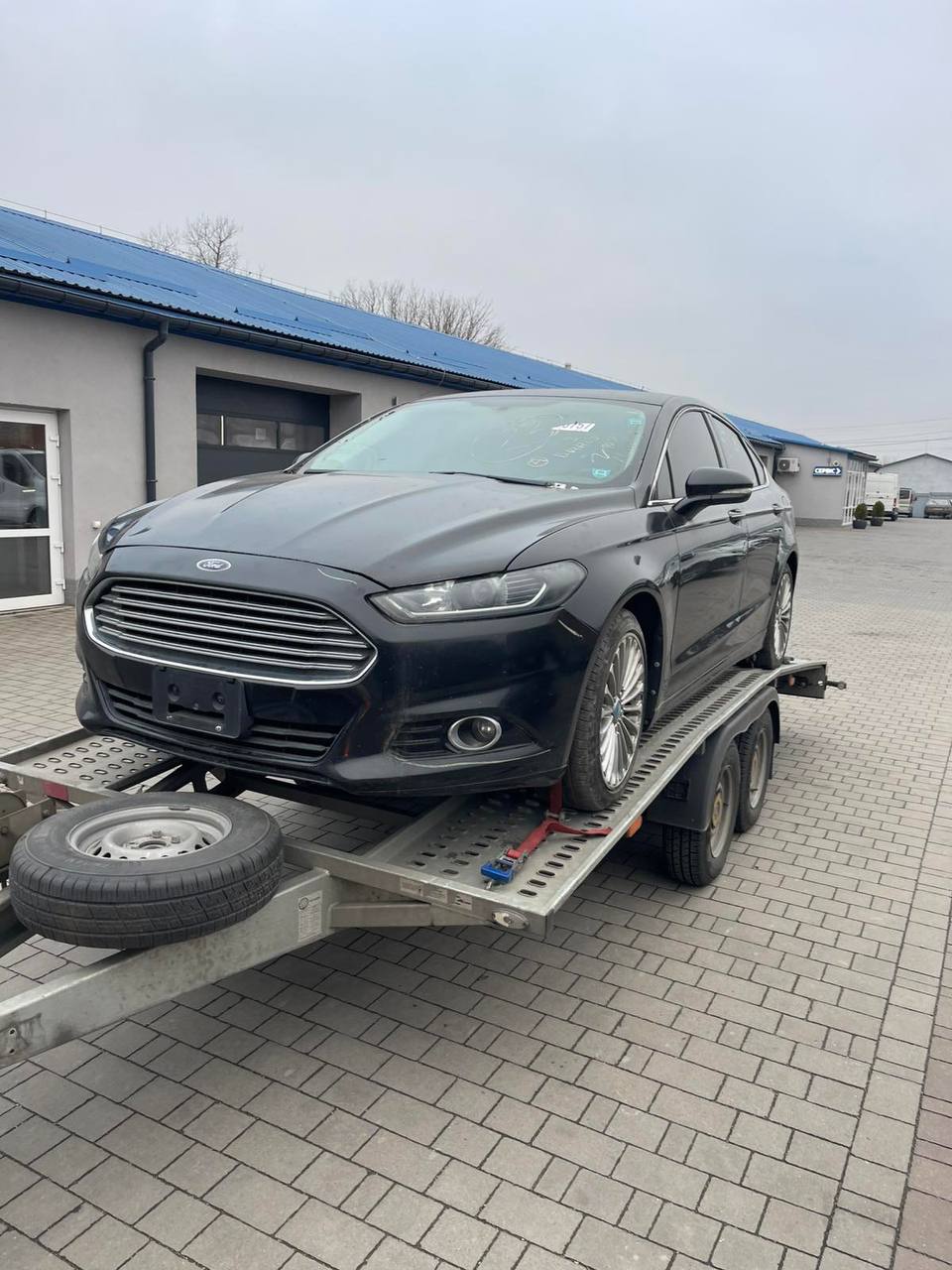 Евакуатор завантажує автомобіль
